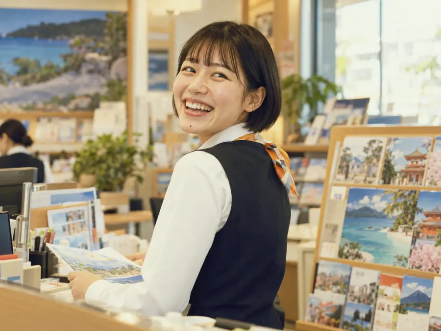 振り向いて笑うスタッフ