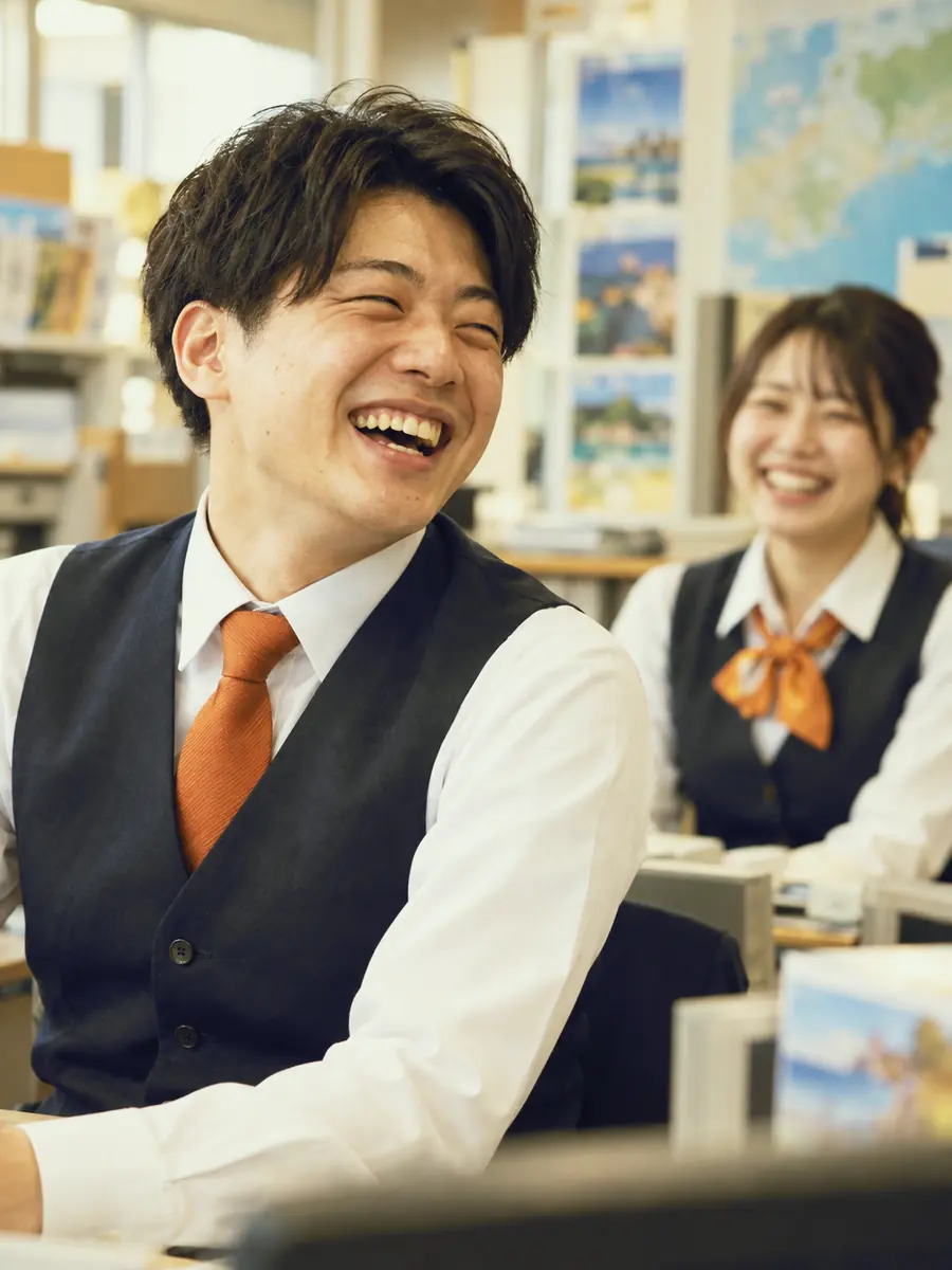 同僚と笑い合うスタッフ
