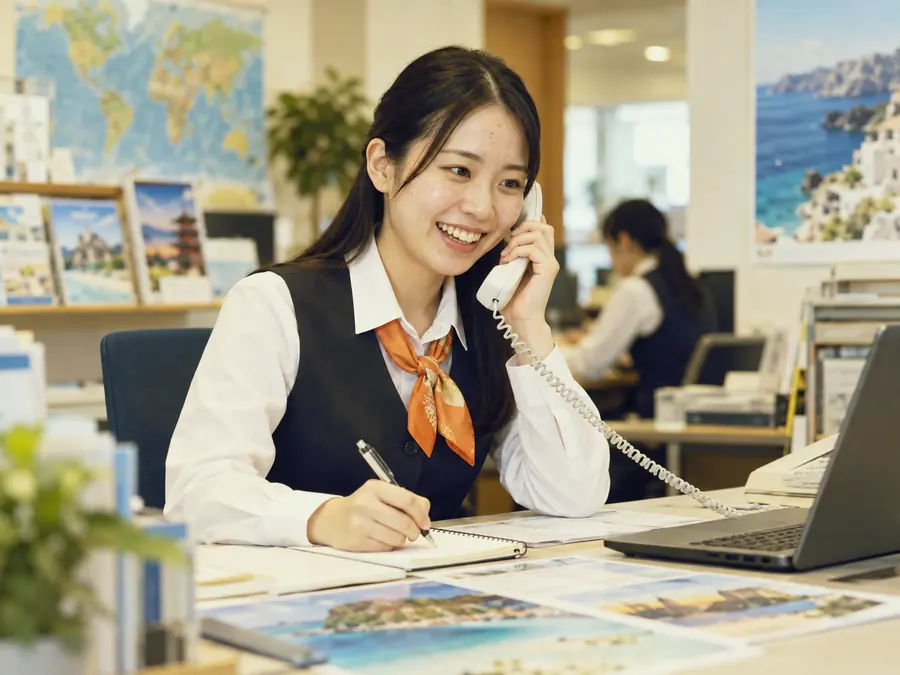 電話でお客様の旅を手配するスタッフ