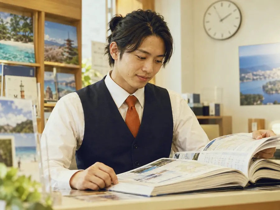 時刻表を確認するスタッフ